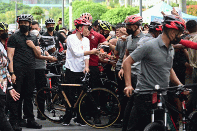 Presiden Joko Widodo menghabiskan pagi dengan bersepeda di kawasan hari bebas kendaraan bermotor atau car free day (CFD) Sudirman-Thamrin, Jakarta.