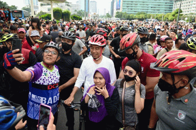 Presiden Joko Widodo menghabiskan pagi dengan bersepeda di kawasan hari bebas kendaraan bermotor atau car free day (CFD) Sudirman-Thamrin, Jakarta.