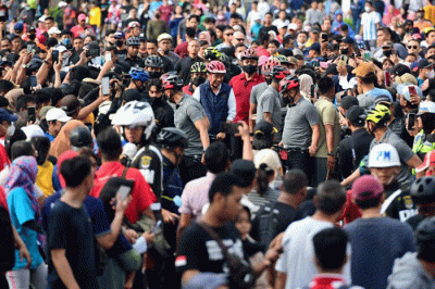Presiden Joko Widodo menghabiskan pagi dengan bersepeda di kawasan hari bebas kendaraan bermotor atau car free day (CFD) Sudirman-Thamrin, Jakarta.