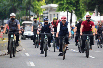 Presiden Joko Widodo menghabiskan pagi dengan bersepeda di kawasan hari bebas kendaraan bermotor atau car free day (CFD) Sudirman-Thamrin, Jakarta.