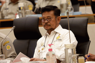 Mentan Syahrul Yasin Limpo (tengah) saat mengikuti rapat kerja bersama Komisi IV DPR di Kompleks Parlemen, Senayan, Jakarta, Senin (16/1/2023).