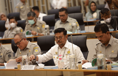 Mentan Syahrul Yasin Limpo (tengah) saat mengikuti rapat kerja bersama Komisi IV DPR di Kompleks Parlemen, Senayan, Jakarta, Senin (16/1/2023).