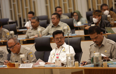 Mentan Syahrul Yasin Limpo (tengah) saat mengikuti rapat kerja bersama Komisi IV DPR di Kompleks Parlemen, Senayan, Jakarta, Senin (16/1/2023).