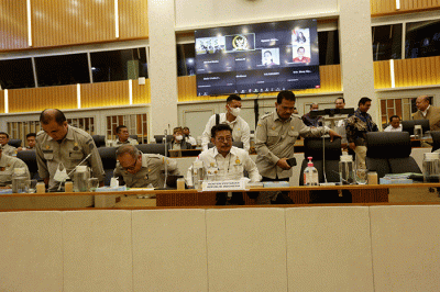 Mentan Syahrul Yasin Limpo (tengah) saat mengikuti rapat kerja bersama Komisi IV DPR di Kompleks Parlemen, Senayan, Jakarta, Senin (16/1/2023).