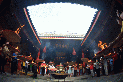 Puluhan umat Tri Dharma menggelar Sembahyang Toa Pek Kong Naik (Sang Sin) atau ritual mengantar Dewa untuk menghadap Tuhan Yang Maha Esa.