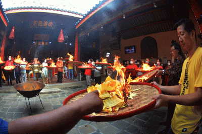 Puluhan umat Tri Dharma menggelar Sembahyang Toa Pek Kong Naik (Sang Sin) atau ritual mengantar Dewa untuk menghadap Tuhan Yang Maha Esa.