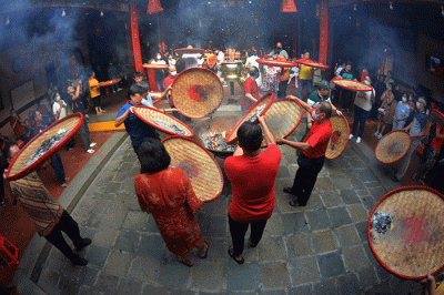 Puluhan umat Tri Dharma menggelar Sembahyang Toa Pek Kong Naik (Sang Sin) atau ritual mengantar Dewa untuk menghadap Tuhan Yang Maha Esa.