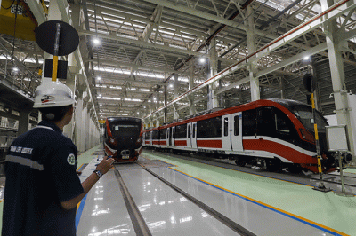 Sejumlah pekerja memeriksa rangkaian Lintas Rel Terpadu (LRT) yang terparkir pada Depo LRT Jabodebek di Jatimulya, Kabupaten Bekasi, Jawa Barat.
