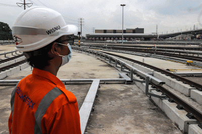 Sejumlah pekerja memeriksa rangkaian Lintas Rel Terpadu (LRT) yang terparkir pada Depo LRT Jabodebek di Jatimulya, Kabupaten Bekasi, Jawa Barat.