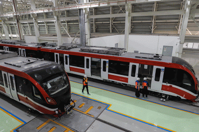 Sejumlah pekerja memeriksa rangkaian Lintas Rel Terpadu (LRT) yang terparkir pada Depo LRT Jabodebek di Jatimulya, Kabupaten Bekasi, Jawa Barat.