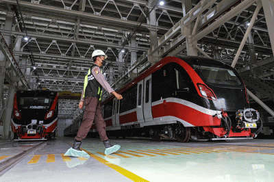 Sejumlah pekerja memeriksa rangkaian Lintas Rel Terpadu (LRT) yang terparkir pada Depo LRT Jabodebek di Jatimulya, Kabupaten Bekasi, Jawa Barat.