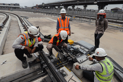 Sejumlah pekerja memeriksa rangkaian Lintas Rel Terpadu (LRT) yang terparkir pada Depo LRT Jabodebek di Jatimulya, Kabupaten Bekasi, Jawa Barat.