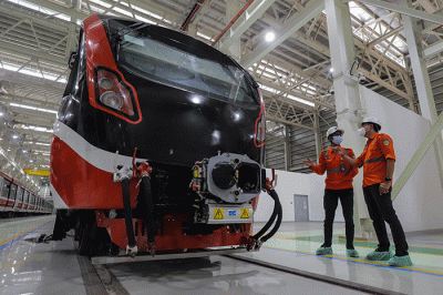 Sejumlah pekerja memeriksa rangkaian Lintas Rel Terpadu (LRT) yang terparkir pada Depo LRT Jabodebek di Jatimulya, Kabupaten Bekasi, Jawa Barat.