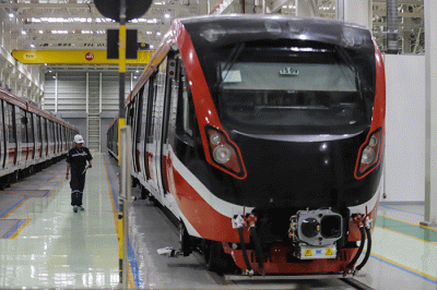 Sejumlah pekerja memeriksa rangkaian Lintas Rel Terpadu (LRT) yang terparkir pada Depo LRT Jabodebek di Jatimulya, Kabupaten Bekasi, Jawa Barat.