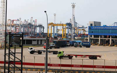 Aktivitas Pelabuhan peti kemas di Tanjung priok, Jakarta Utara, Sabtu (14/1/2023).