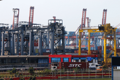 Aktivitas Pelabuhan peti kemas di Tanjung priok, Jakarta Utara, Sabtu (14/1/2023).