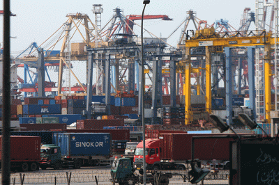 Aktivitas Pelabuhan peti kemas di Tanjung priok, Jakarta Utara, Sabtu (14/1/2023).