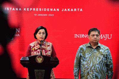 Menteri Keuangan Sri Mulyani (kiri) bersama Menteri Koordinator Bidang Perekonomian Airlangga Hartarto menyampaikan keterangan pers.