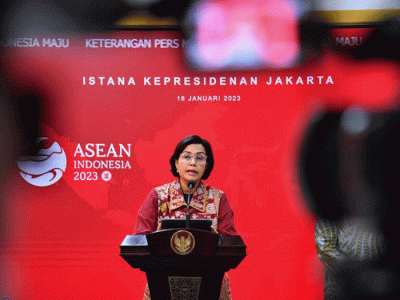 Menteri Keuangan Sri Mulyani (kiri) bersama Menteri Koordinator Bidang Perekonomian Airlangga Hartarto menyampaikan keterangan pers.