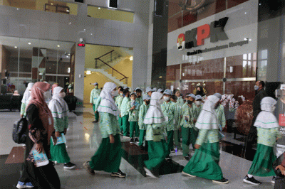 Siswa-siswi SD Plus Qurrota A'yun Kota Malang Jawa Timur menyambangi Gedung Merah Putih KPK, Jakarta, Selasa (17/1/2023).
