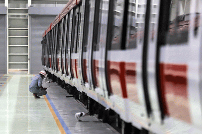 Sejumlah pekerja memeriksa rangkaian Lintas Rel Terpadu (LRT) yang terparkir pada Depo LRT Jabodebek di Jatimulya, Kabupaten Bekasi, Jawa Barat.