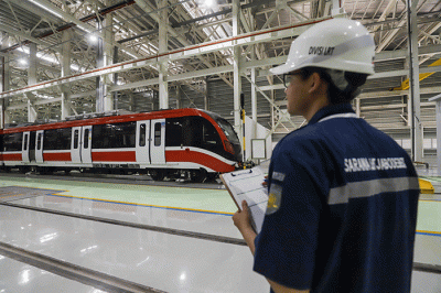 Sejumlah pekerja memeriksa rangkaian Lintas Rel Terpadu (LRT) yang terparkir pada Depo LRT Jabodebek di Jatimulya, Kabupaten Bekasi, Jawa Barat.