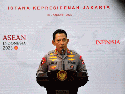 Kapolri Jenderal Listyo Sigit Prabowo memberikan keterangannya di Kantor Presiden, Jakarta, Senin (16/1/2023).