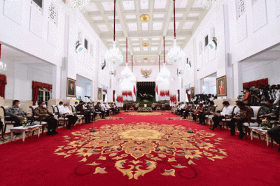 Presiden Joko Widodo memimpin sidang kabinet paripurna perdana tahun 2023 di Istana Negara, Jakarta, Senin (16/1/2023).