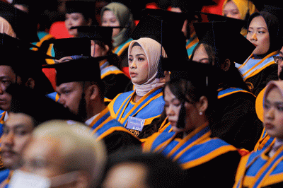 Rektor MNC University Dra. Mariati Tirta Wiyata, MBA saat melakukan prosesi pemindahan tali toga di Jakarta Concert Hall (JCH), Jakarta.