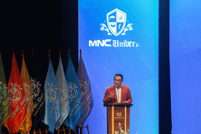 Rektor MNC University Dra. Mariati Tirta Wiyata, MBA saat melakukan prosesi pemindahan tali toga di Jakarta Concert Hall (JCH), Jakarta.
