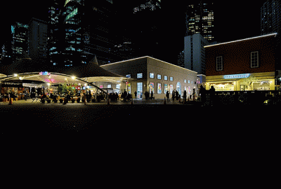 Warga mengunjungi salah satu pusat kuliner Instagramable yang Berada di tengah deretan gedung pencakar langit, Sudirman di Jakarta, Selasa (17/1/2023).