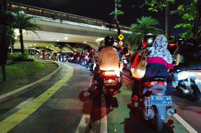 Kendaraan melintas pada saat jam pulang kerja di Jalan Sudirman, Jakarta Pusat, Selasa (17/1/2023).