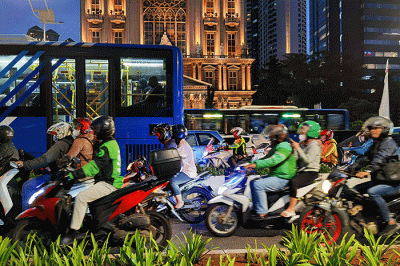 Kendaraan melintas pada saat jam pulang kerja di Jalan Sudirman, Jakarta Pusat, Selasa (17/1/2023).