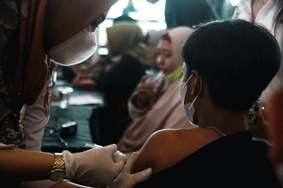 Masyarakat tetap antusias melakukan vaksin Covid-19 di sentral layanan vaksin Lobby Utara I OPI Mall Jakabaring, meski telah memasuki masa endemi.