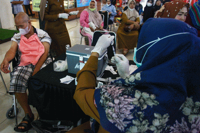 Masyarakat tetap antusias melakukan vaksin Covid-19 di sentral layanan vaksin Lobby Utara I OPI Mall Jakabaring, meski telah memasuki masa endemi.