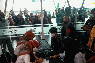 Masyarakat tetap antusias melakukan vaksin Covid-19 di sentral layanan vaksin Lobby Utara I OPI Mall Jakabaring, meski telah memasuki masa endemi.