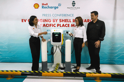 Peluncuran EV Charging by Shell Recharge di Lantai P2, Pacific Place Mall, Jakarta, Kamis (19/1/2023).