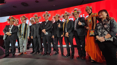 Hentak tari tradisional Indonesia, bergoyang poco-poco bersama peserta World Economic Forum (WEF) dari berbagai negara.