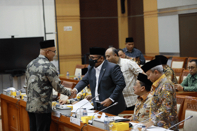 Menteri Agama Yaqut Cholil Qoumas Rapat Kerja dengan Komisi VIII DPR di gedung Parlemen, Jakarta, Kamis (19/1/2023).