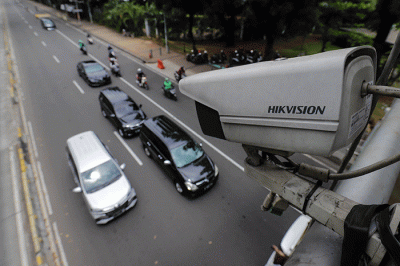 Sejumlah kendaraan bermotor melintas di bawah alat sistem jalan berbayar elektronik atau Electronic Road Pricing (ERP) di Jalan Medan Merdeka Barat.