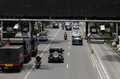 Sejumlah kendaraan bermotor melintas di bawah alat sistem jalan berbayar elektronik atau Electronic Road Pricing (ERP) di Jalan Medan Merdeka Barat.