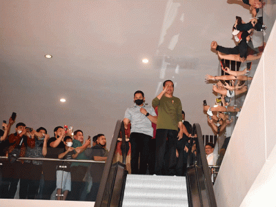 Presiden Joko Widodo berkunjung ke salah satu pusat perbelanjaan di Kota Manado, Kamis (19/1/2023) malam.