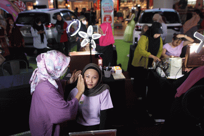 Sejumlah peserta tata rias (make up) mengikuti kompetisi di Mall Ratu Indah, Makassar, Kamis (19/1/2023).