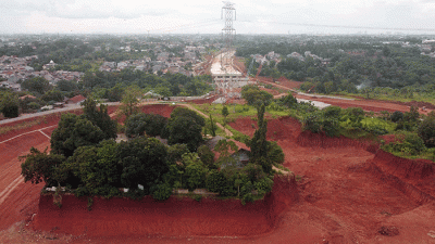 Foto udara beberapa perumahan yang terdampak pembangunan tol Serpong-Cinere di Kawasan Limo, Depok, Jawa Barat, Jumat (20/1/2023).