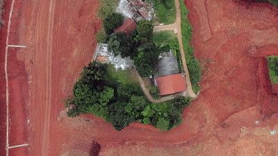 Foto udara beberapa perumahan yang terdampak pembangunan tol Serpong-Cinere di Kawasan Limo, Depok, Jawa Barat, Jumat (20/1/2023).