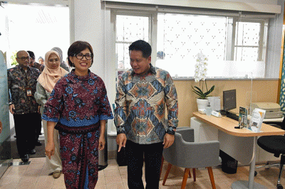 Direktur Utama BSI Hery Gunardi (kiri) bersama Rektor Universitas Gadjah Mada Ova Emilia saat peresmian outlet baru BSI KCP Yogyakarta UGM.