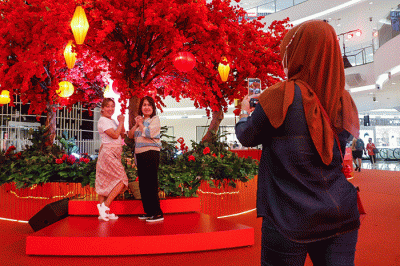 Pengunjung melihat instalasi Imlek di Senayan City, Jakarta Pusat, Sabtu (21/1/2023).