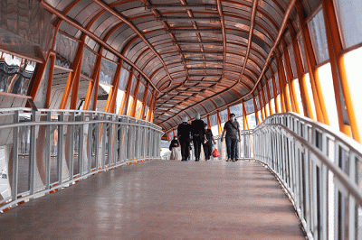 Warga berjalan di Skywalk yang menghubungkan antara Stasiun KRL Kebayoran dan Halte Bus Velbak di Kebayoran Lama, Jakarta Selatan, Sabtu (21/1/2023).