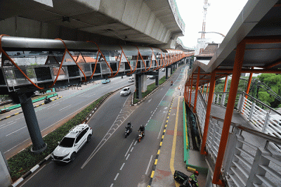 Warga berjalan di Skywalk yang menghubungkan antara Stasiun KRL Kebayoran dan Halte Bus Velbak di Kebayoran Lama, Jakarta Selatan, Sabtu (21/1/2023).