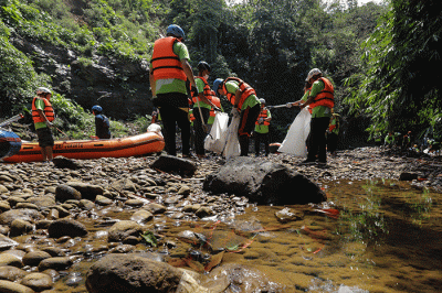 Direktur Utama PT Pertamina Hulu Rokan (PHR) Jaffee Arizon Suardin menunjukkan sampah yang diambil saat aksi bebersih dan susur Sungai Ciliwung di Depok.